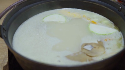 蔬菜猪肉火锅。