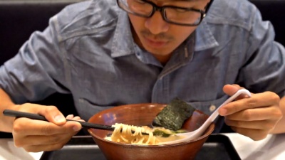 饥饿的人吃拉面，日本面条