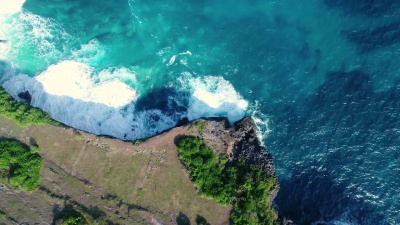 印度尼西亚努沙佩尼达，海浪冲击岩石海岸的悬崖。