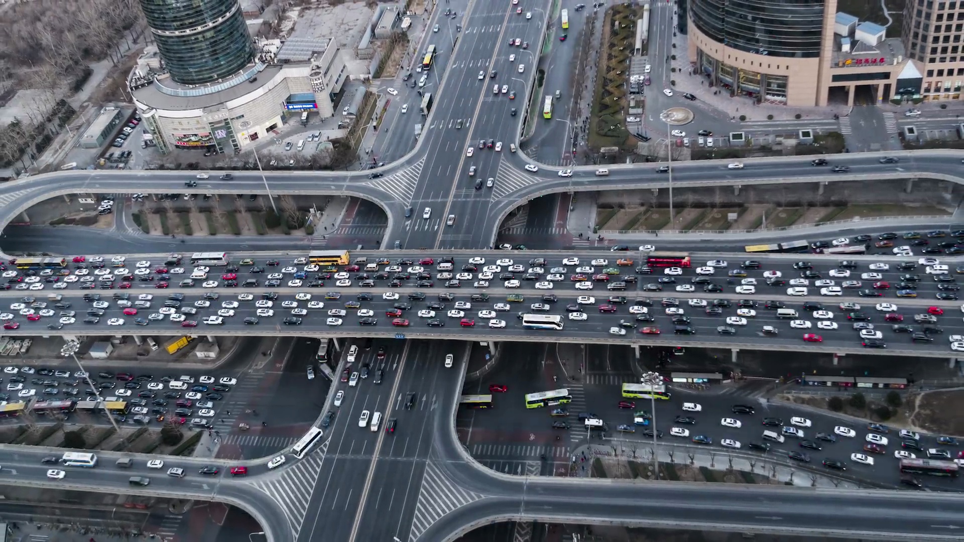 T/L HA ZO北京，繁忙道路交叉口鸟瞰