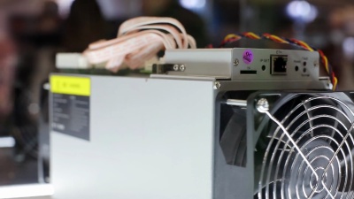加密货币采矿设备.ASIC.博览会或展览中农场摊位上的应用专用集成电路