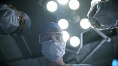 外科医生对病人进行检查的POV照片