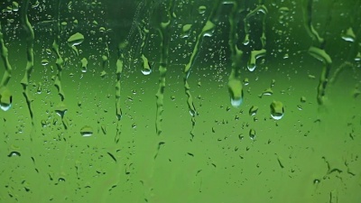 车窗下着暴风雨，雨滴在车窗上流淌
