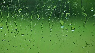 车窗下着暴风雨，雨滴在车窗上流淌