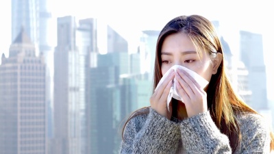 年轻的亚洲女性站在现代城市