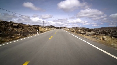 WS POV在高速公路上驾驶/四川，中国
