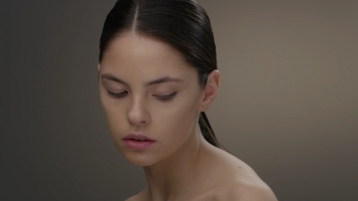 美女脸特写工作室。时尚视频。慢动作。  30fps ProRes 4444