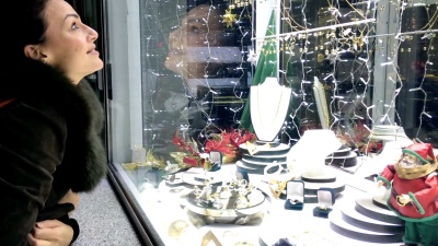 珠宝店前的女人。