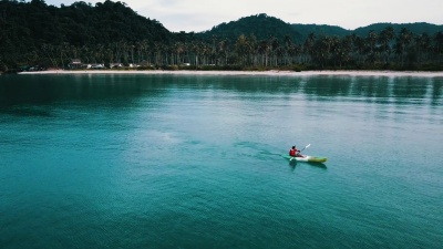 在海上划独木舟的游客鸟瞰。泰国。