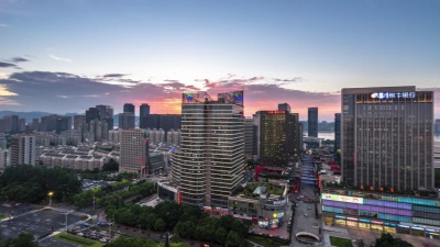 日落时分现代城市中心区的现代建筑