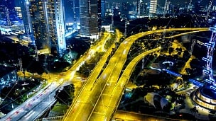 鸟瞰新加坡现代城市和通讯网络，智慧城市。物联网。信息通信网。传感器网络。智能电网。概念抽象。