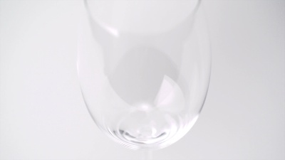 将红酒倒入玻璃杯，慢动作