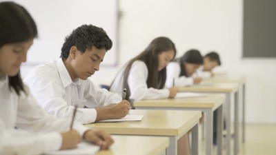 回答考试的学生和思考答案的男生
