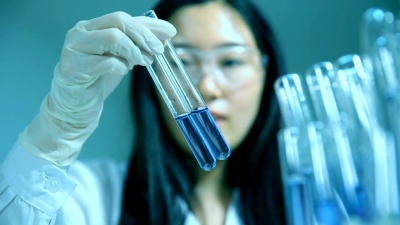 专业科学家拿着试管的特写镜头
