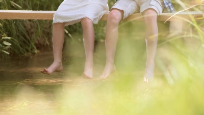 SloMo Tu男孩和女孩在人行桥上吹泡泡