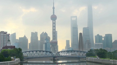 上海外滩花园大桥在天际线