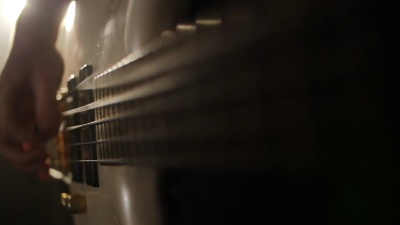 低音弦振动的慢动作镜头。