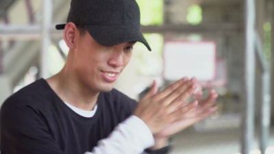 一位男性街舞演员的肖像