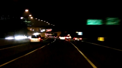 晚上开车。Timelapse高速公路。POV
