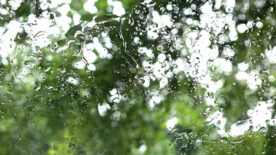 镜子上的天然雨滴