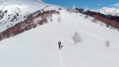徒步旅行者攀登雪山，滑雪旅行偏僻的滑雪道独自登山，风景秀丽的雪山覆盖阿尔卑斯山的背景。