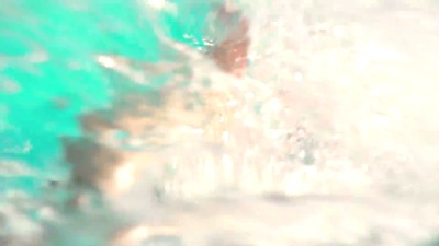男人在游泳池里用相机游泳