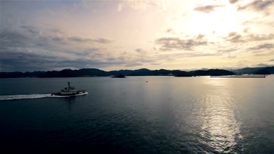 引航船驶入日本长崎。从海中，在早晨的时间
