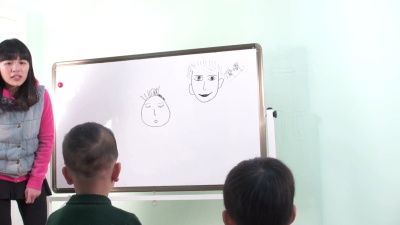 亚洲学前教师在课堂上教孩子