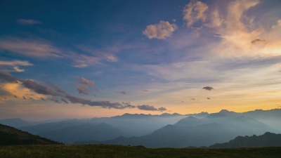 从阿尔卑斯山的高处从白天到夜晚的延时摄影
