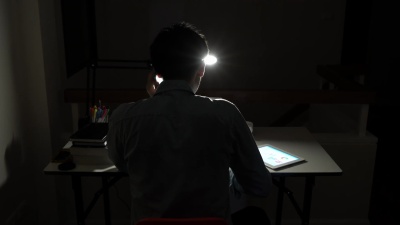男人工作到深夜