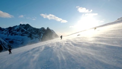 带着暴风雪在山坡上集体徒步的登山者