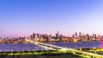 现代城市中靠近河流的现代建筑延时摄影