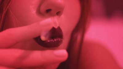 抽烟的女人。性感女人嘴唇里的香烟。女人抽烟