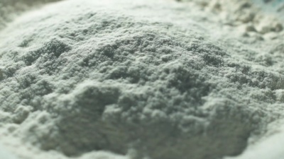 白色蛋糕面粉通过筛子落下