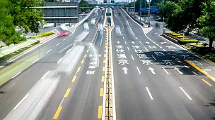 中国北京繁忙的交通和现代建筑的延时摄影。