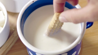 Slo MO在牛奶中浸泡饼干