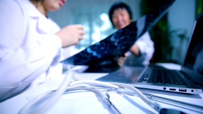 医生向病人展示X光片