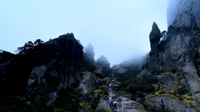 在陡峭的山上攀登的游客