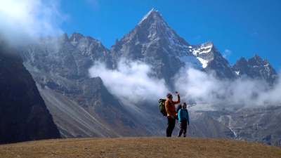 徒步旅行者在喜马拉雅山脉旅行