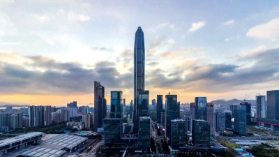深圳现代建筑天际线从黄昏到夜晚/中国深圳。