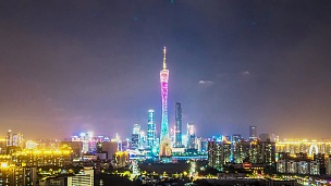 夜里广州塔附近的城市景观和新城市的天际线。时间间隔