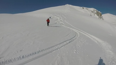 高山滑雪者下降粉坡的POV