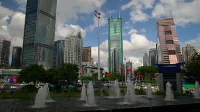 日间深圳市交通街著名十字路口喷泉慢动作全景 中国