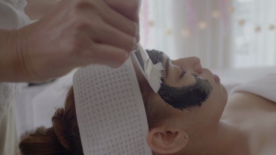 年轻美女做木炭水疗