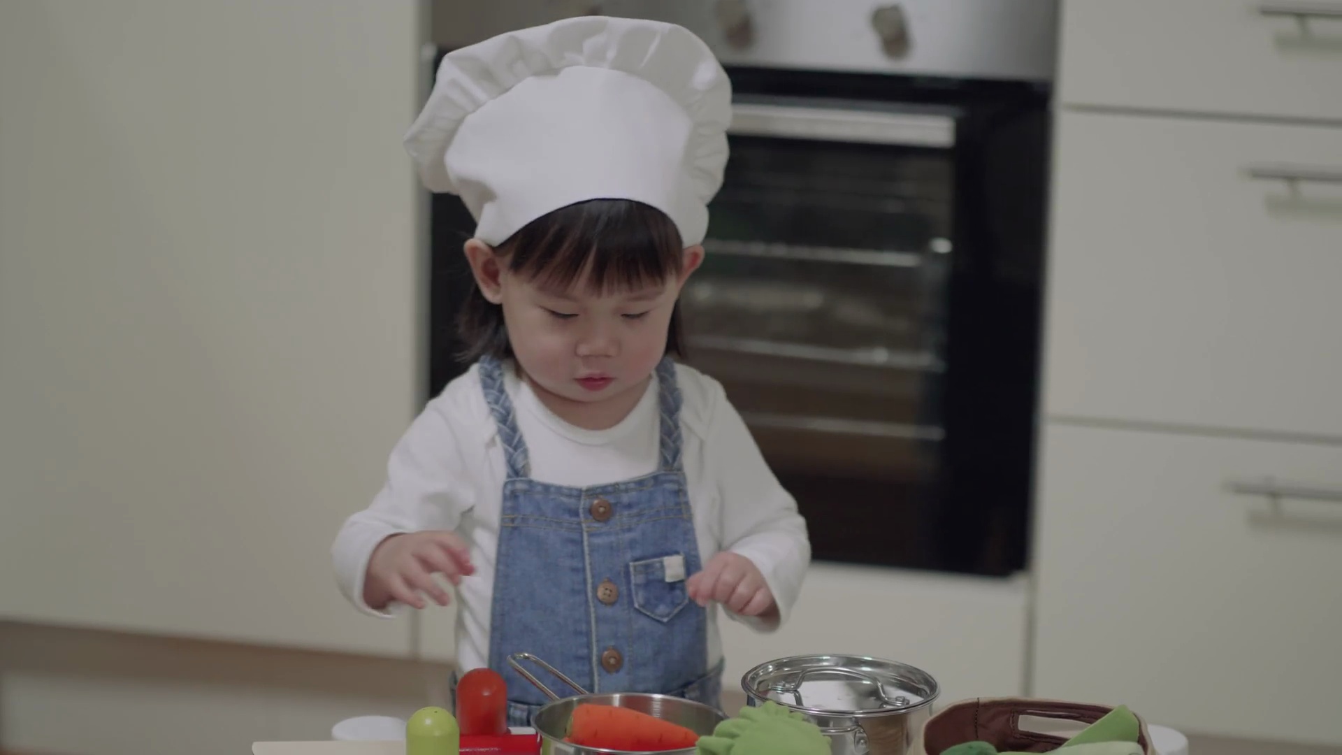 小女孩在家玩假装食物玩具