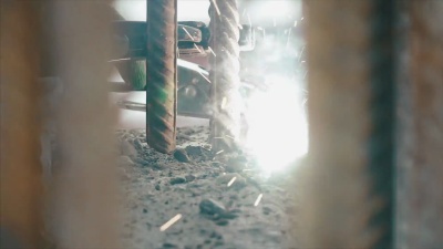 制造时用明亮的灯光和烟雾进行铁焊。剪辑