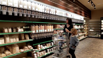 母亲与孩子在保健食品店购物