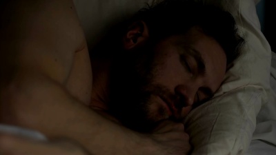 安静的大胡子男人睡在床上，张开嘴巴呼吸，健康睡眠