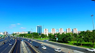 土耳其伊斯坦布尔-2016年7月25日 伊斯坦布尔Merter的城市交通。
