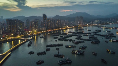 中国日落夜照亮珠海市海湾名港码头空中全景 时差